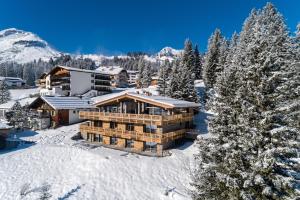 an aerial view of a lodge in the snow at Skilodge Oberlech in Lech am Arlberg