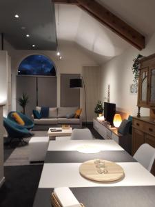 - un salon avec un canapé et une table dans l'établissement Vakantiewoning BC Bed en Comfort, à Bilzen