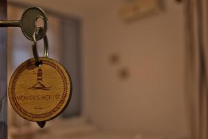 Een sleutelhanger met een bord waarop staat: bij Voula's House in Skiathos-stad