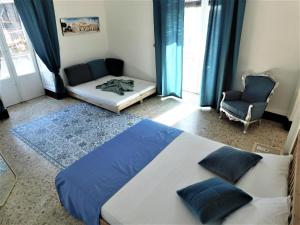 1 dormitorio con 1 cama, 1 sofá y 1 silla en Casa di Peppe, en Catania