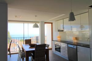 eine Küche mit Tisch und Blick auf das Meer in der Unterkunft Hostal Fornet Altea in Altea
