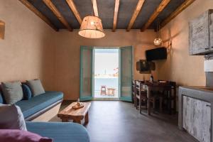 TV a/nebo společenská místnost v ubytování Pangaia Seaside Ηotel Adults Only