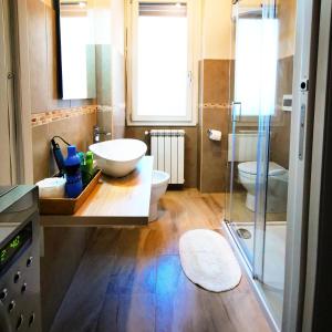 uma casa de banho com um WC, um lavatório e um chuveiro em Amariglio Apartment em Sassari