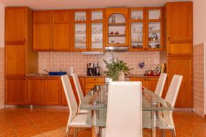 Kuchyň nebo kuchyňský kout v ubytování Apartman Dadi