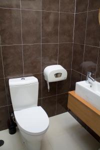 a bathroom with a toilet and a sink at WW Hostel & Suites in Coimbra