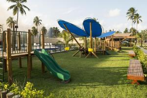 um parque infantil com escorregas e slidesktop em Novo Bangalô no Malawi Beach House com Premium Service em Porto de Galinhas