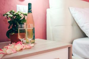 烏真托的住宿－Il Sorriso B&B，一张桌子,配有两杯和一瓶香槟