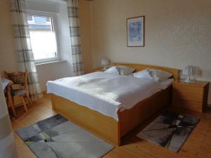 a bedroom with a bed and a window at Ferienwohnungen Leo Werland-Ehses in Zeltingen-Rachtig