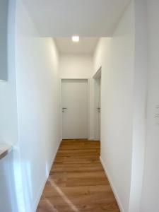 Kép White Inn - Ferienwohnung mit Terrasse szállásáról Mürzzuschlagban a galériában
