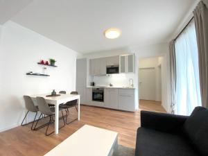 A kitchen or kitchenette at White Inn - Ferienwohnung mit Terrasse