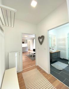 A bed or beds in a room at White Inn - Ferienwohnung mit Terrasse