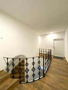 Kép White Inn - Ferienwohnung mit Terrasse szállásáról Mürzzuschlagban a galériában