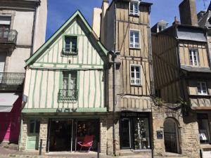 an old building with a store in front of it at HENRI& HENRIETTE le studiolo d'HENRI in Vannes