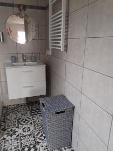 ein Bad mit einem Waschbecken und einem Spiegel in der Unterkunft Gite d à moi in Hamois