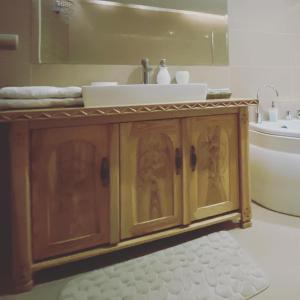 a bathroom with a sink and a counter with a mirror at Siumno Izba B&B Brzegi in Brzegi