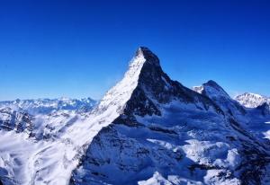 una montagna coperta di neve con un cielo blu di BlackRock a Stalden