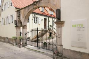 einen Eingang zu einem Gebäude mit einem Tor und einer Treppe in der Unterkunft Netts Landhaus in Neustadt an der Weinstraße