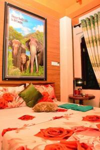 1 dormitorio con 1 cama con una foto de elefantes en Linda Cottage, en Galle