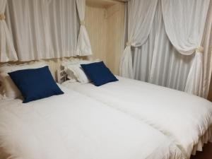 Säng eller sängar i ett rum på Takaraboshi room 101 Sannomiya10min