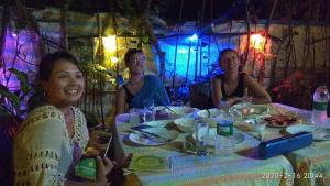 eine Gruppe von drei Frauen, die an einem Tisch sitzen in der Unterkunft Marari Sabari Home Stay in Mararikulam