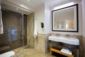 W łazience znajduje się umywalka i prysznic. w obiekcie Duomo Rooms w Mediolanie