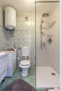 Koupelna v ubytování Noemi Luxury Apartment + 23 fotografií