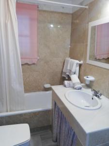 y baño con lavabo, bañera y aseo. en Apartament - dom, Hiszpania Andaluzja, Costa del Sol, en Estepona