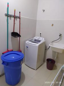 baño con cubo de basura y lavamanos en Condomínio Praia dos Corais 1, en Coroa Vermelha