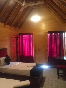 Katil atau katil-katil dalam bilik di Elvis Beach Resort