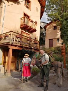 Ein Mann und eine Frau stehen neben einem Pferd in der Unterkunft Eco-hôtel et Yourtes du Mercantour in Guillaumes