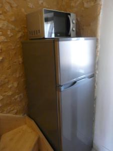 Le Masにあるgîtes les 7 roches 4 personnesの冷蔵庫の上に置かれた電子レンジ