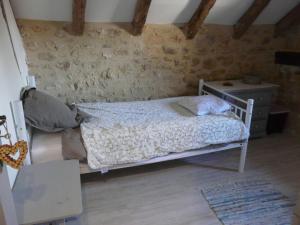 Le Masにあるgîtes les 7 roches 4 personnesのベッドルーム1室(ベッド1台付)、ドレッサーが備わります。 +34枚の写真