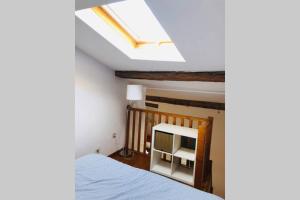 a bedroom with a bed and a skylight at DUPLEX EN PLEIN COEUR DU VILLAGE in Cassis