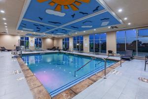 Holiday Inn - Amarillo East, an IHG Hotel في أماريلو: مسبح كبير في غرفة الفندق