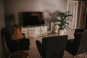 ein Wohnzimmer mit einem Fernseher auf einer weißen Kommode in der Unterkunft flamingos rio in Montijo