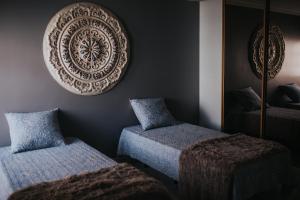 a bedroom with two twin beds and a mirror at flamingos rio in Montijo