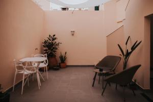 ein Zimmer mit Tisch, Stühlen und Pflanzen in der Unterkunft flamingos rio in Montijo
