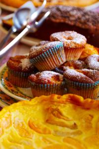 - un plat de muffins sur une table dans l'établissement Sant'Andrea Agriturismo con cantina Martignago Vignaioli Asolo Prosecco Docg Wines, à Maser