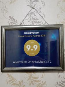 um sinal que diz prémios de comentários de clientes num quadro em Apartments on Akhalubani St 2 em Tbilisi