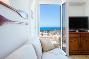 Μια τηλεόραση ή/και κέντρο ψυχαγωγίας στο Casa Del Subacqueo. Amazing Terrace With Sea View. Wi-Fi