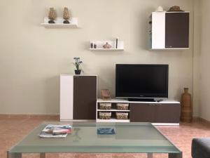 a living room with a tv and a coffee table at Playa Vinaroz in Vinarós