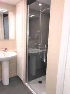 een badkamer met een douche en een wastafel bij Les Jasmins in Beaulieu-sur-Mer
