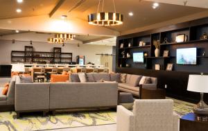 a living room with couches and a bar at Holiday Inn Alexandria - Downtown, an IHG Hotel in Alexandria