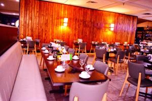 A restaurant or other place to eat at Holiday Inn Alexandria - Downtown, an IHG Hotel