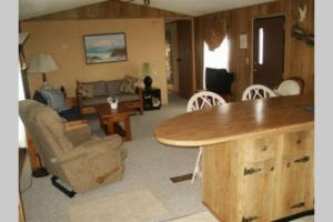 ein Wohnzimmer mit einer Couch und einem Tisch und Stühlen in der Unterkunft Dorothy and Johns Ocean City Md Vacation Home Sleeps 8 - 3 bedrooms 2 full bath in Ocean City