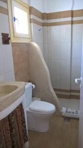 A bathroom at GYROULI 1
