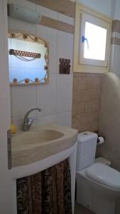 A bathroom at GYROULI 1 Még 22 kép