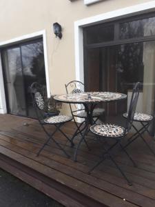 einen Terrassentisch und zwei Stühle auf einer Terrasse in der Unterkunft Apartment in the Heart of Kerry in Knockeen Cross Roads