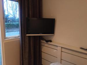 TV a/nebo společenská místnost v ubytování Rumah kita, bungalow met 2 slaapkamers in het mooie Drenthe