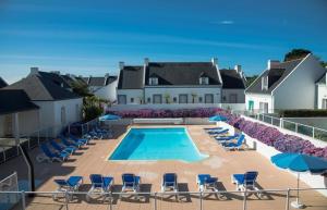 Bazén v ubytování Résidence Marie Galante Locmaria avec piscine nebo v jeho okolí